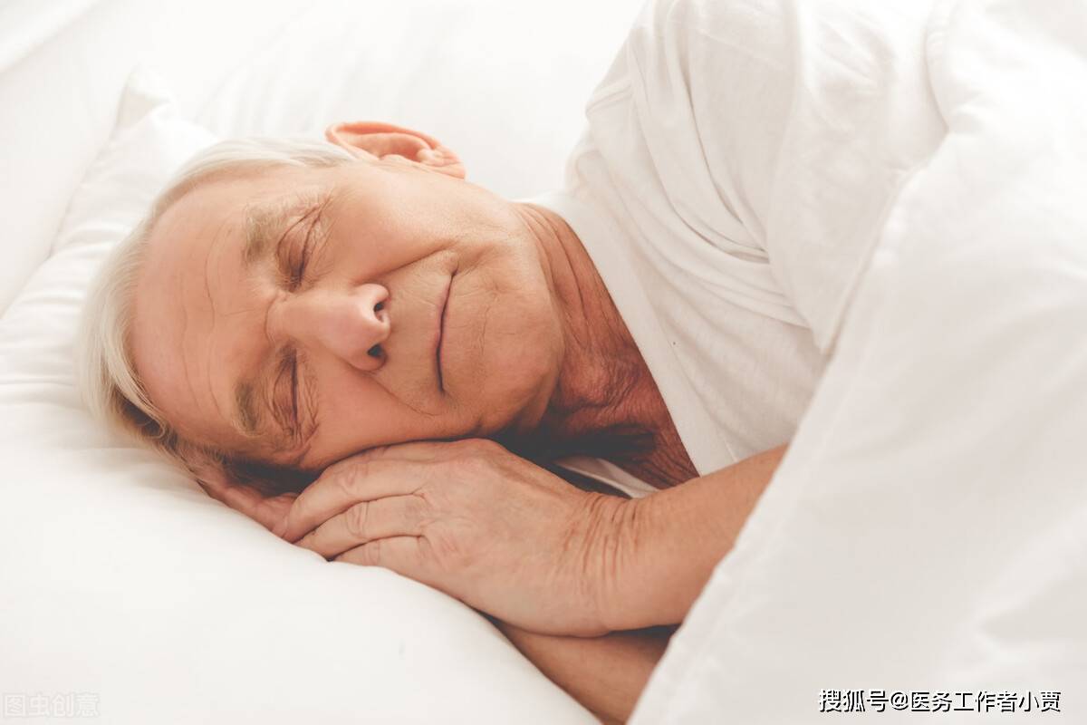 老年人睡客厅会不会影响风水 为什么老人睡眠时间短，起床早？